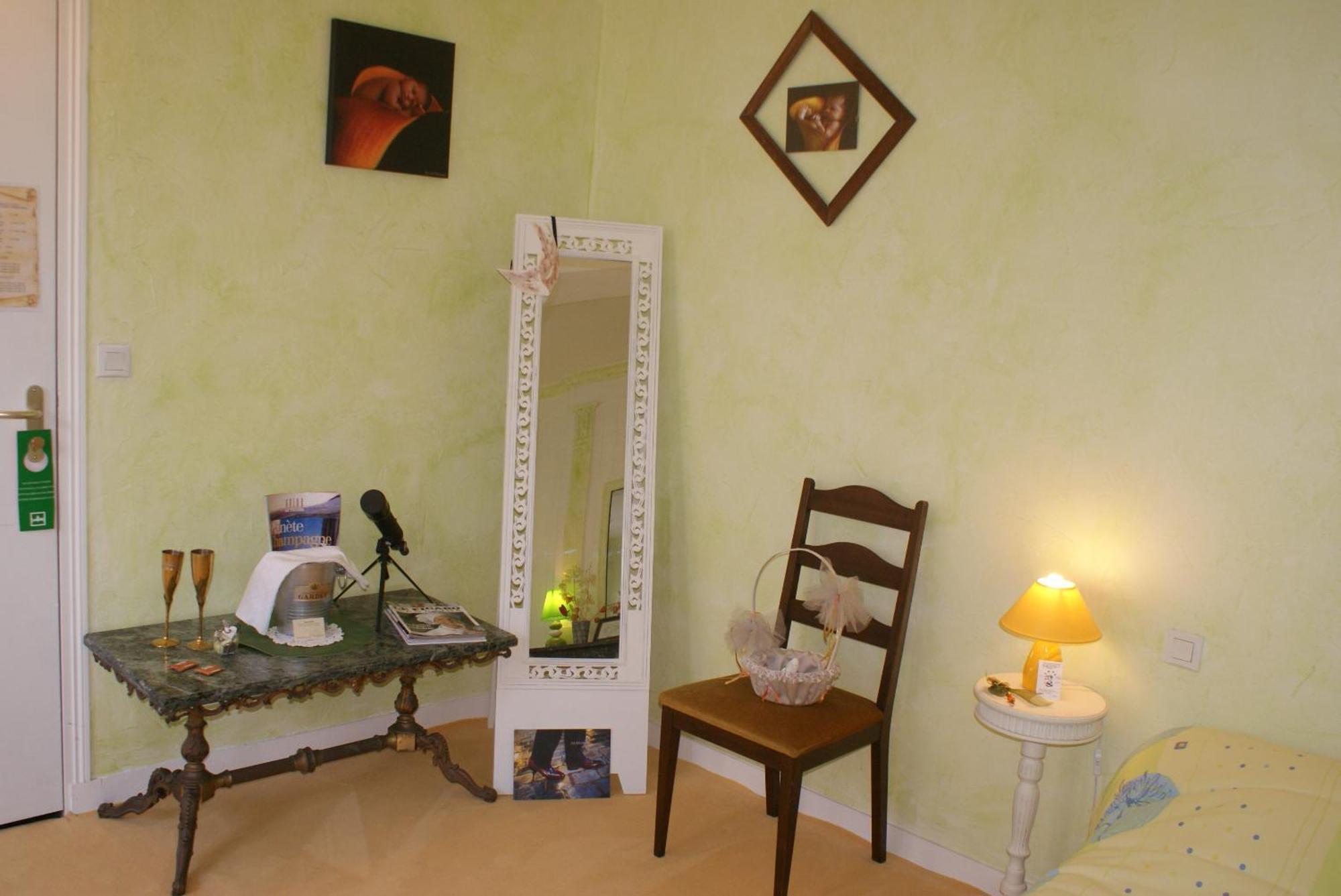 Hotel Le Dauphin Moulins-la-Marche ภายนอก รูปภาพ
