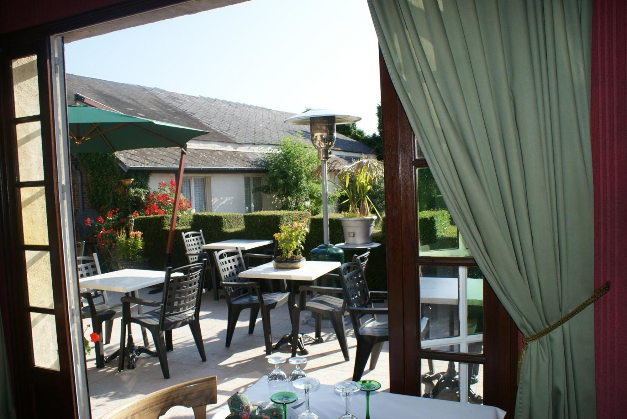 Hotel Le Dauphin Moulins-la-Marche ภายนอก รูปภาพ