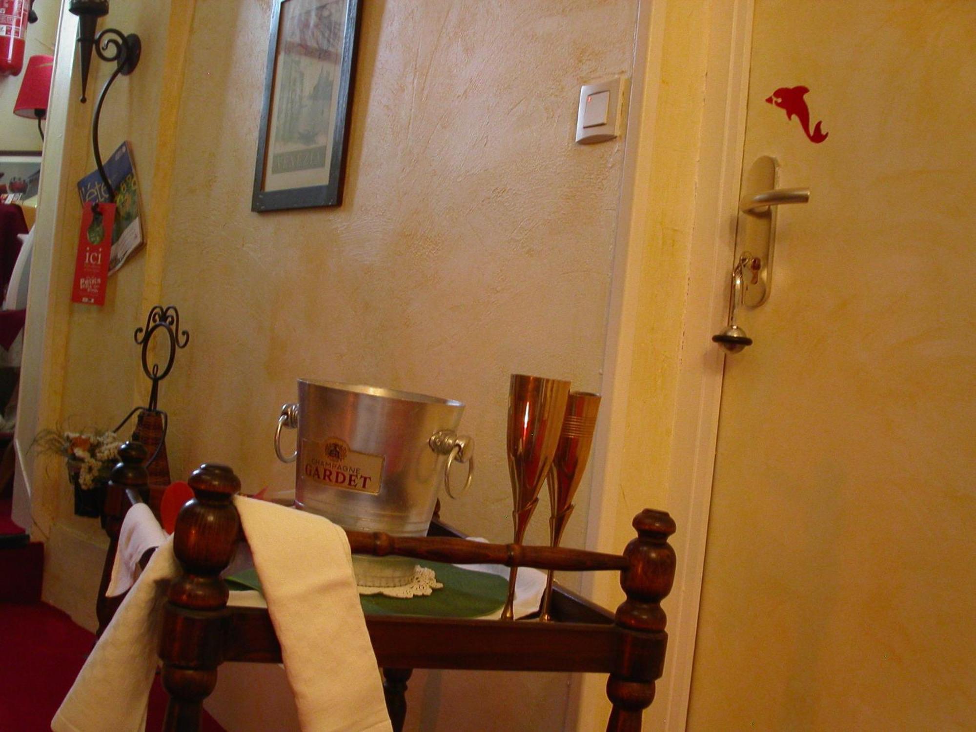 Hotel Le Dauphin Moulins-la-Marche ภายนอก รูปภาพ