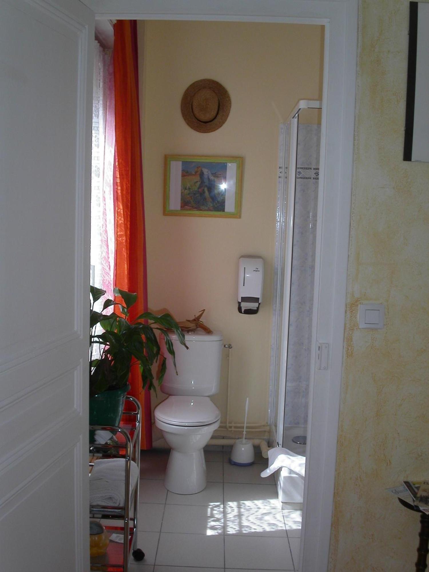 Hotel Le Dauphin Moulins-la-Marche ภายนอก รูปภาพ