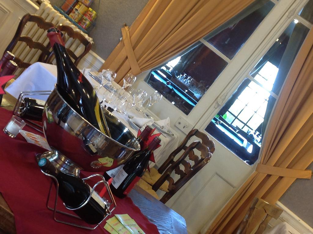Hotel Le Dauphin Moulins-la-Marche ภายนอก รูปภาพ