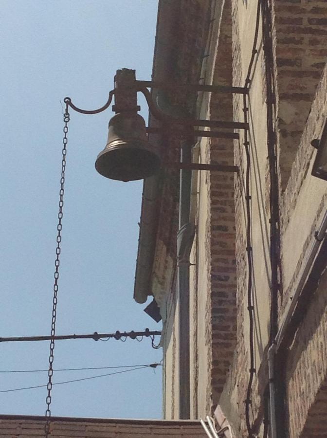 Hotel Le Dauphin Moulins-la-Marche ภายนอก รูปภาพ